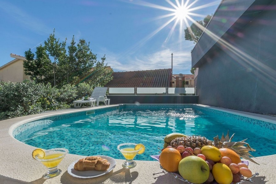 Pool of the property H3865 near Omis in Dalmatia.