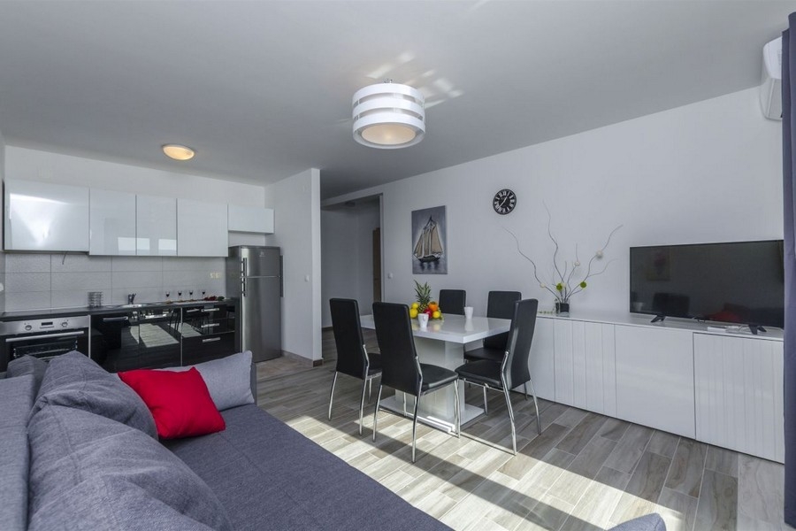 Living area with kitchen and dining table