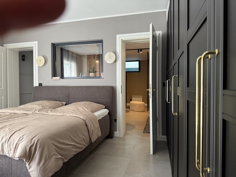 Bedroom with access to the bathroom