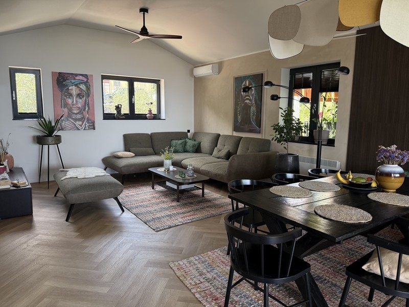 Modernly furnished house with sea views - property H3866.