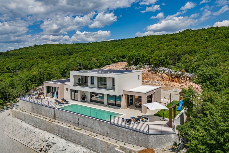 Modern villa on a hillside location with pool and large plot
