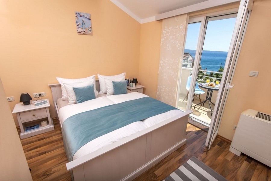Bedroom with sea view and access to the balcony