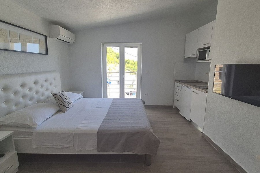 Bright studio apartment with a kitchenette and balcony access