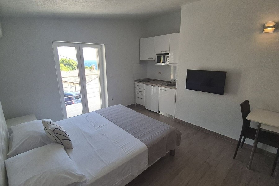 Studio apartment with sea views and balcony