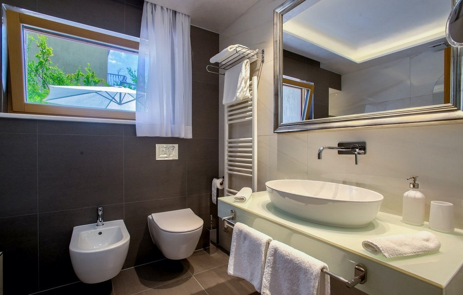 Modern bathroom with sink and mirror