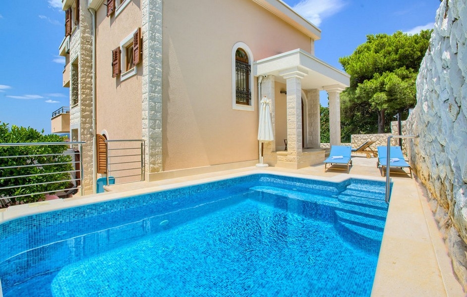 Swimming pool of Villa H3870 on Ciovo in Croatia - Panorama Scouting.