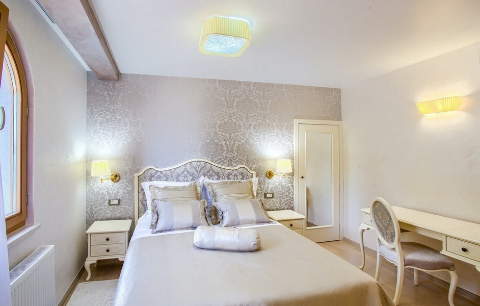 Bedroom with double bed and classic furnishings