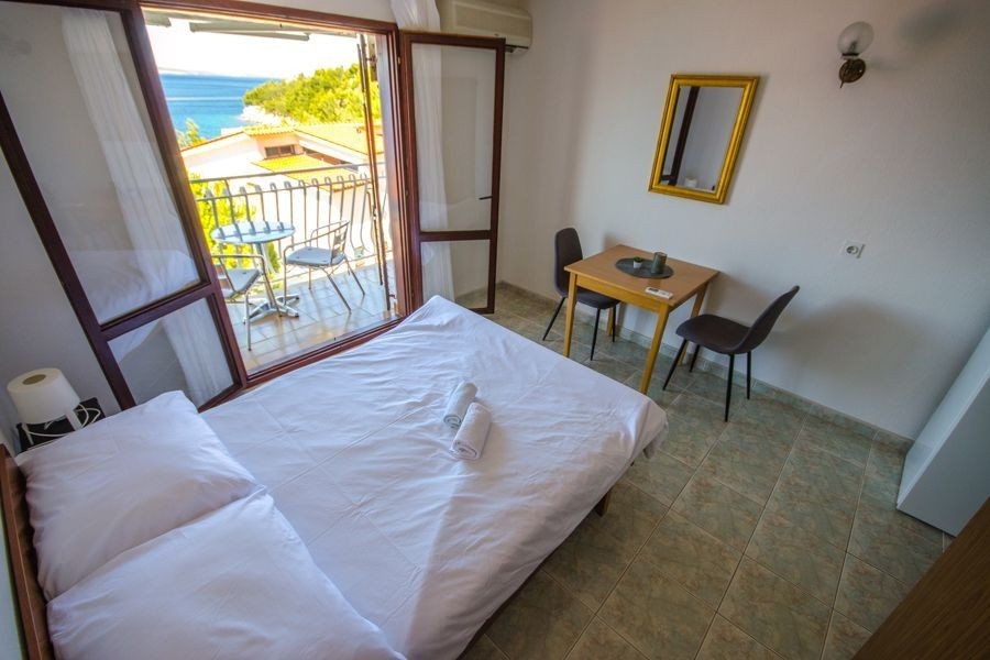 Bedroom with direct access to the balcony and sea views