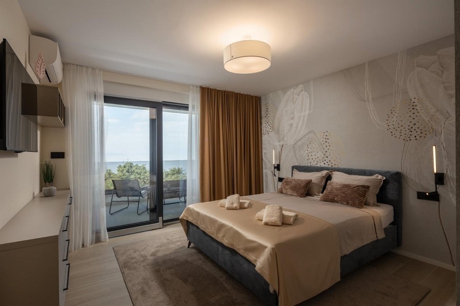 Bedroom with balcony and view towards the sea