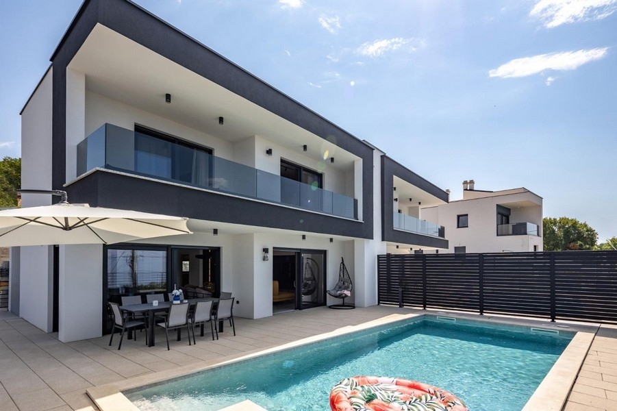 Modern semi-detached house with pool and terrace in a quiet location