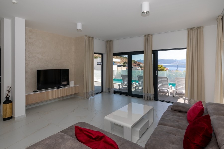 Modern living room with access to the terrace and pool