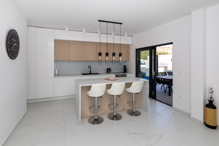 Contemporary kitchen with island and access to the terrace