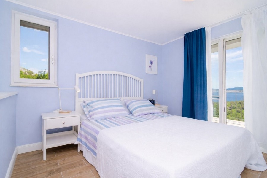 Bedroom with double bed and sea view