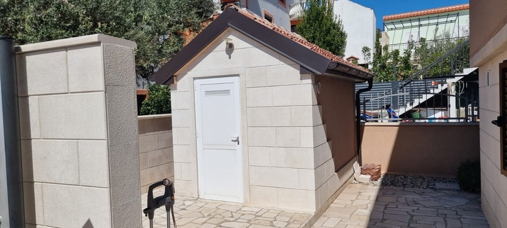 Outbuilding in the yard with storage space and well-kept outdoor area