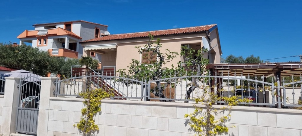 Buy property H3878 in the 1st row to the sea in Croatia.