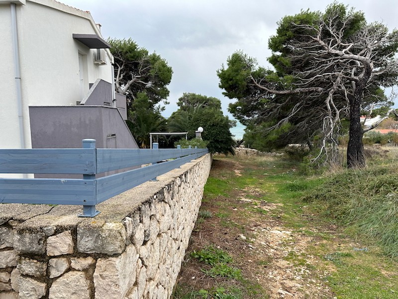 Plot with natural surroundings and access to the sea in the first row on Pag