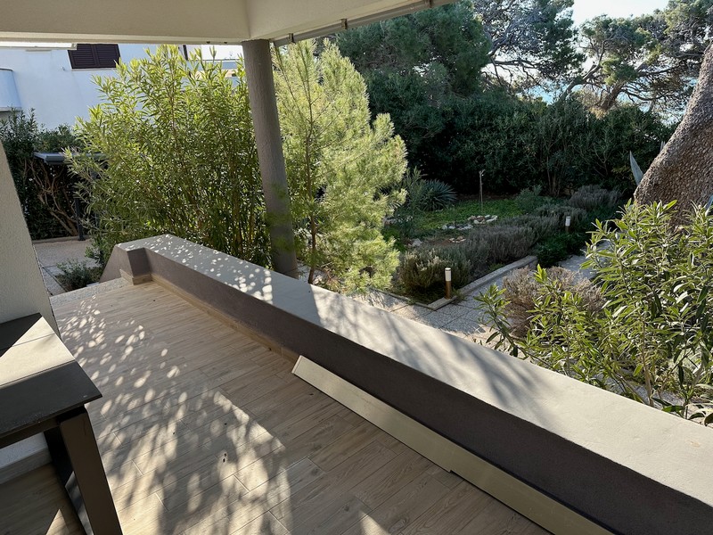 Covered balcony with a view of the garden and quiet surroundings near the sea