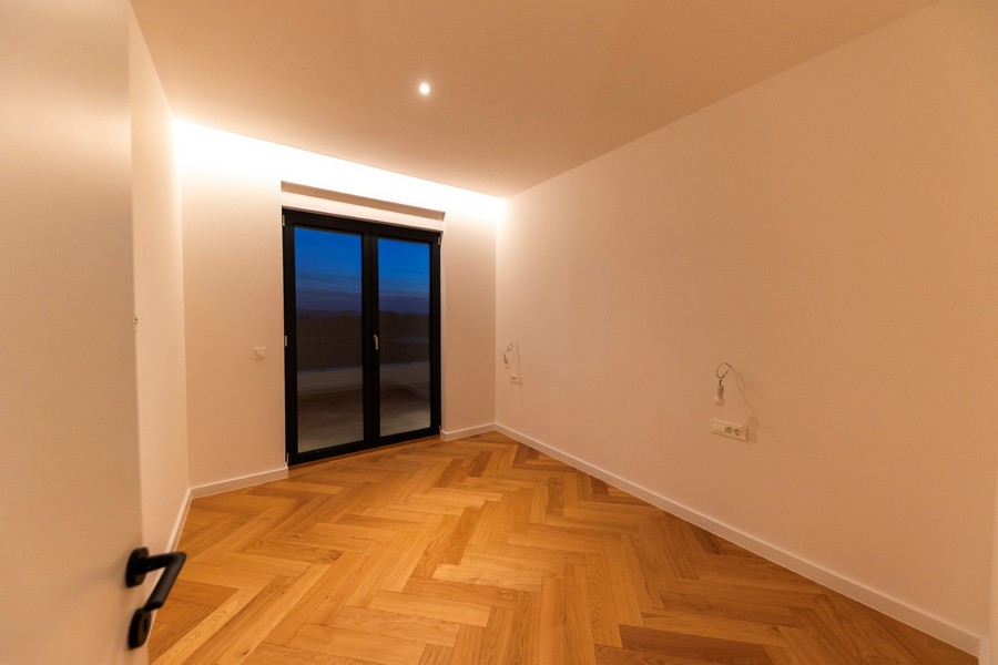 Bedroom with access to the balcony and lots of natural light