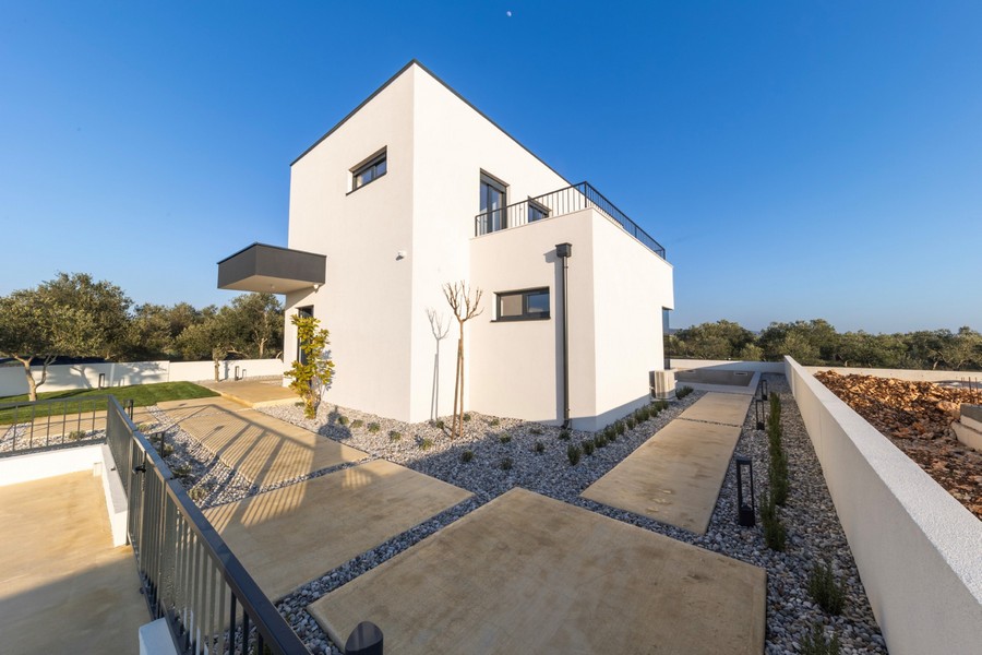 Modern single-family home with clear architecture and well-kept outdoor area