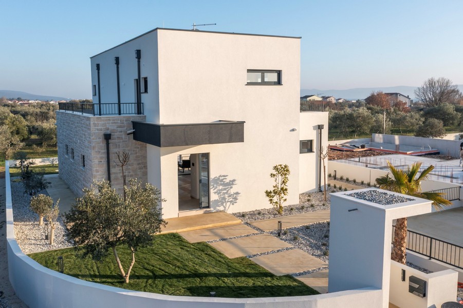 House view with terrace and view of the quiet surroundings
