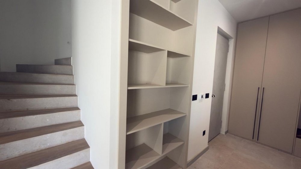 Staircase with integrated shelving system