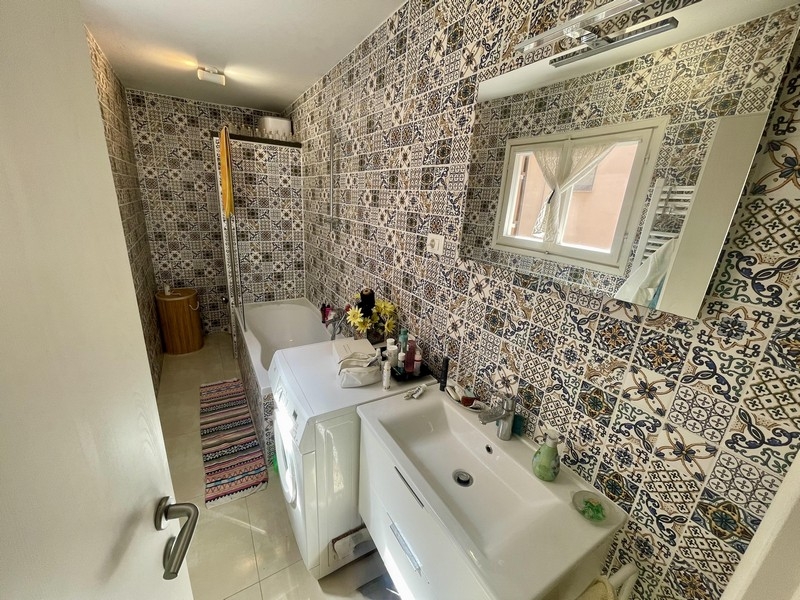 Bathroom with bathtub and washing machine