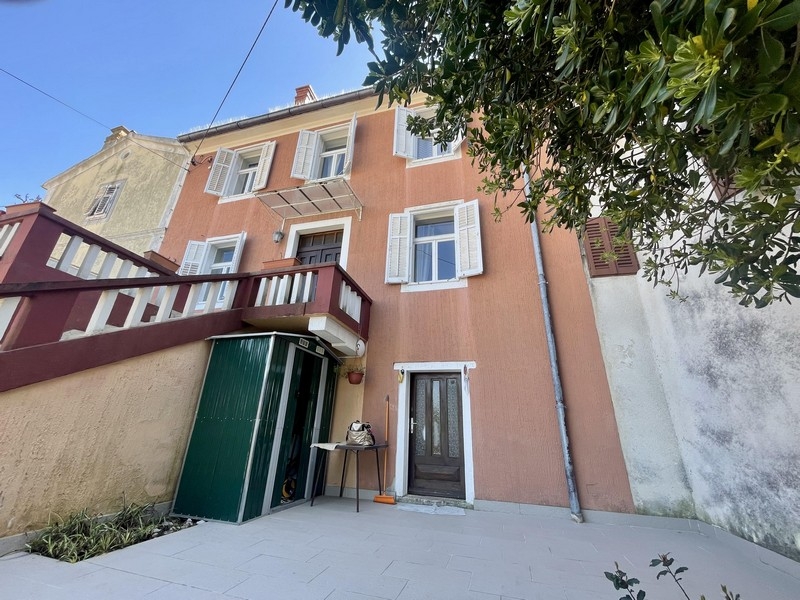 Outdoor area with access to the house and terrace