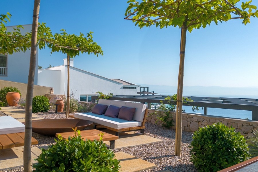 Outdoor lounge with seating in the garden area