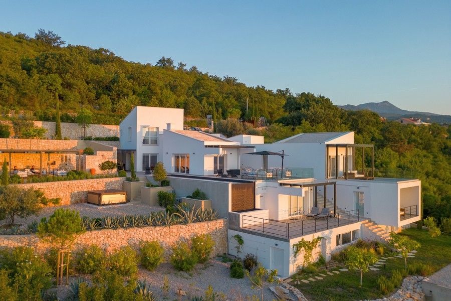 Exterior view of the villa in quiet, green surroundings