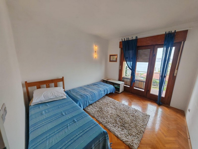 Bedroom with balcony and sea view