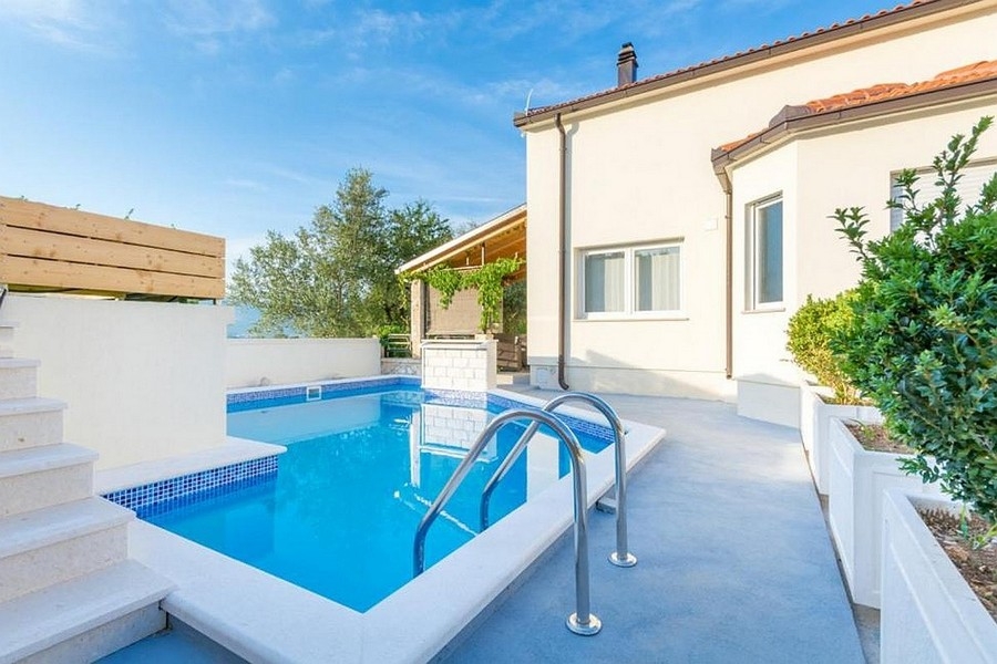 House with pool for sale on Ciovo in Croatia - Panorama Scouting H3894
