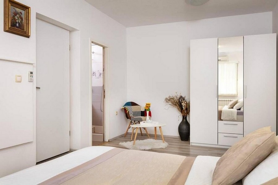 Spacious bedroom with access to the bathroom