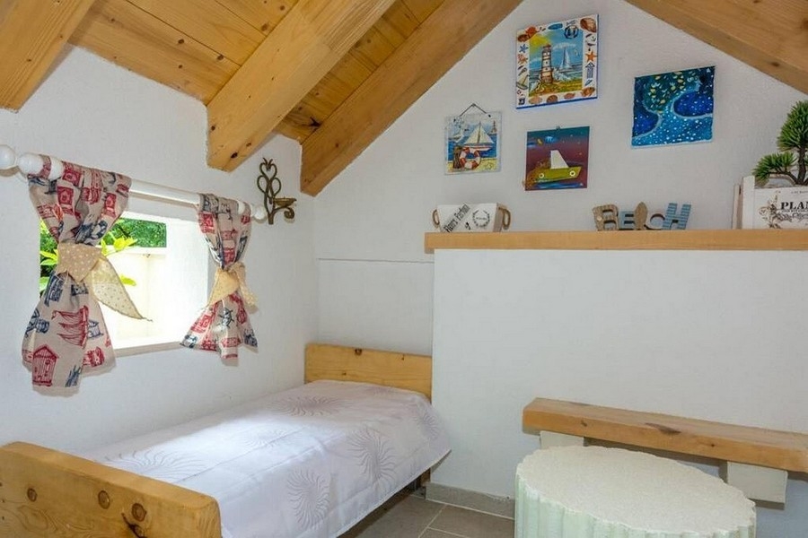 Sleeping area in the attic with wooden beams and a cozy atmosphere