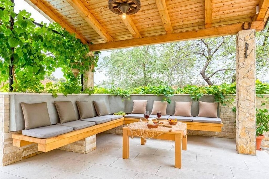 Outdoor area of ​​property H3894 in Croatia - with lounge.