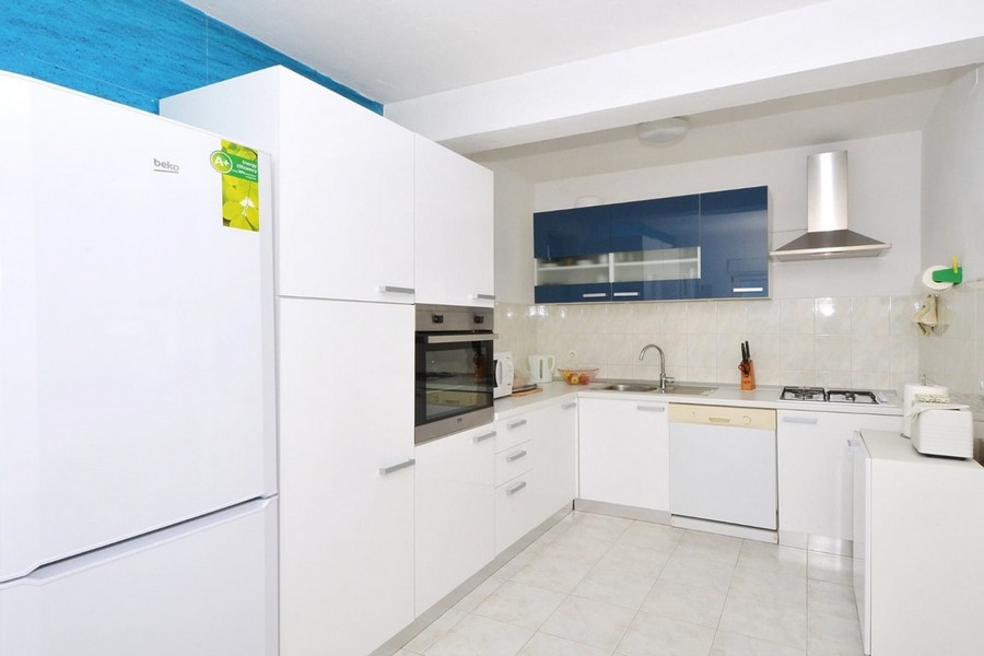 Living room with sofa, air conditioning and access to the terrace