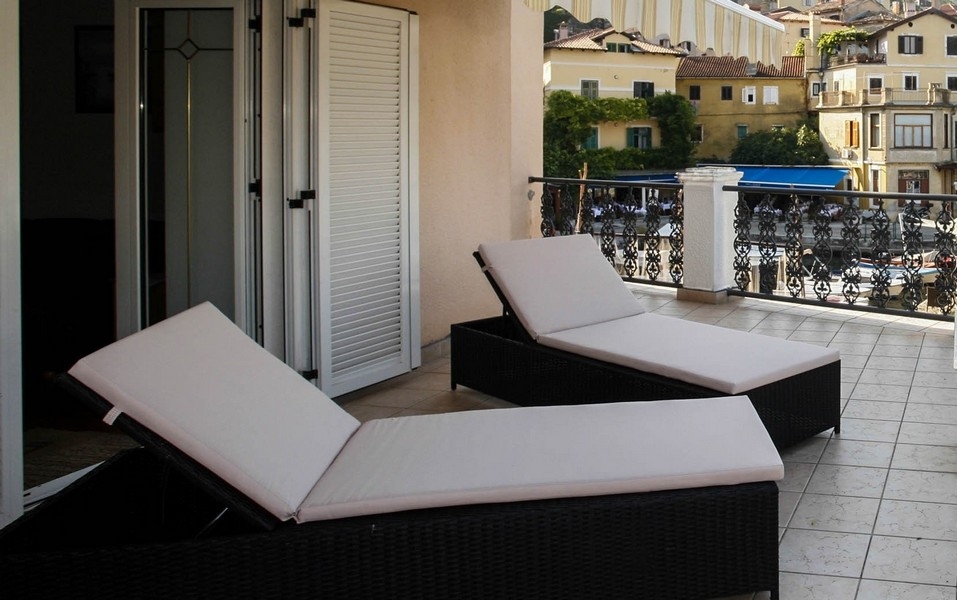 Terrace with sun loungers - property H3897.