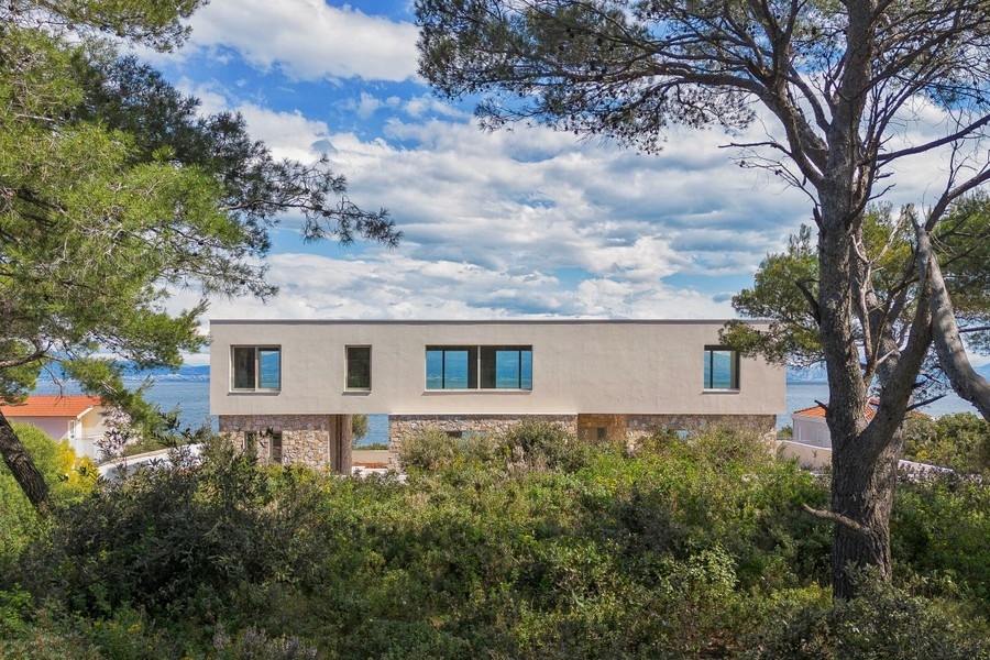 Modern house with sea views in a quiet location