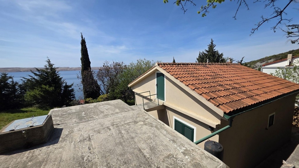 Holiday home with sea views and roof terrace