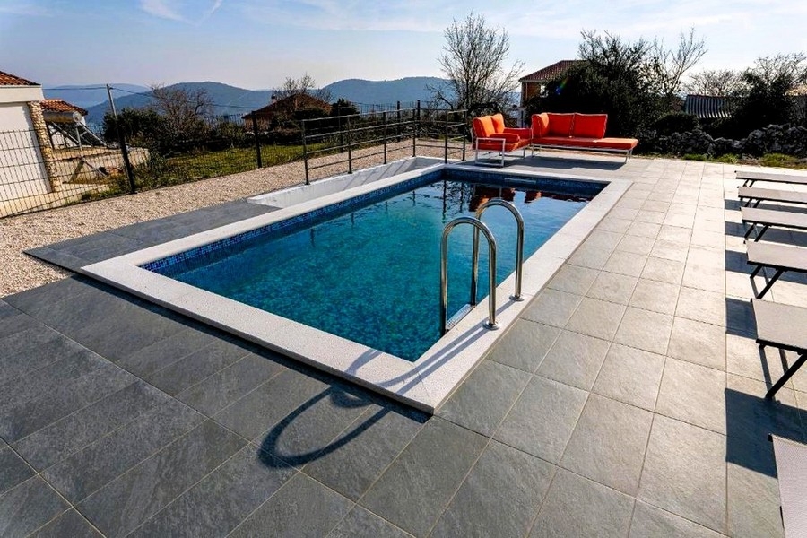 Heated swimming pool in property H3900, Croatia.