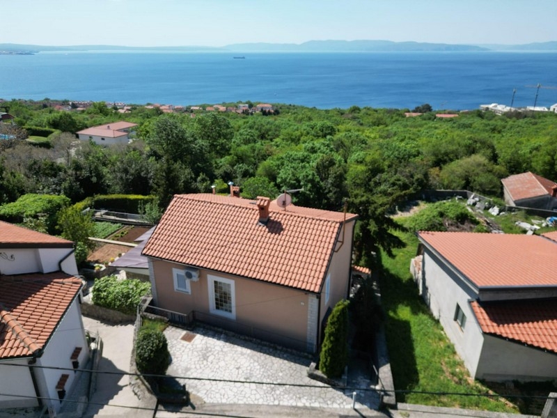 House with beautiful sea views in an elevated position near Rijeka.