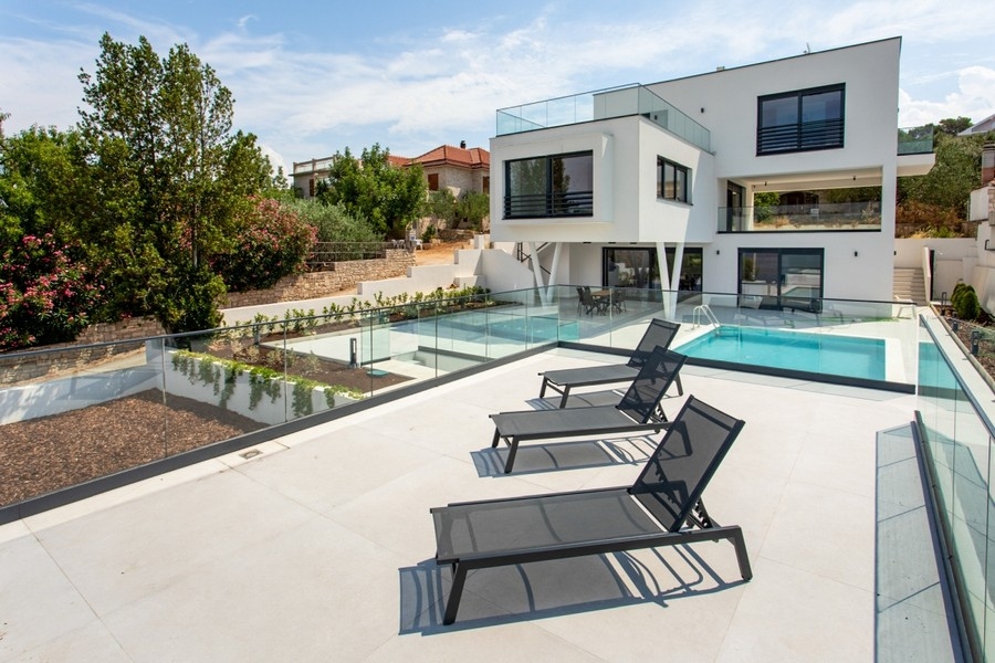 Buy a modern villa right by the sea in Croatia - Panorama Scouting.