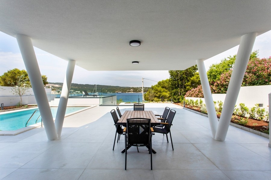 Terrace with pool and sea views - property H3903