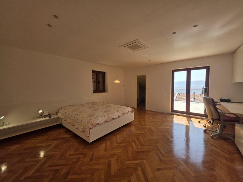 Bedroom with parquet floors and access to the balcony