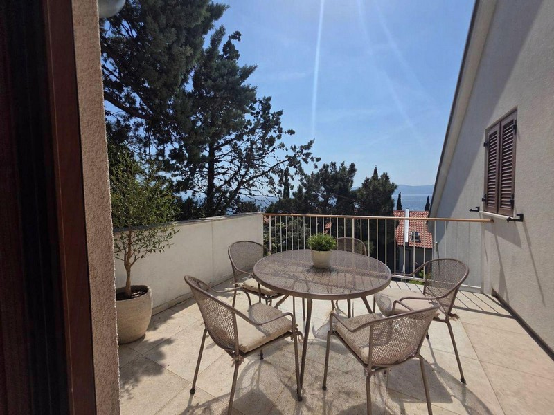 Terrace with seating area and uninterrupted views of the sea