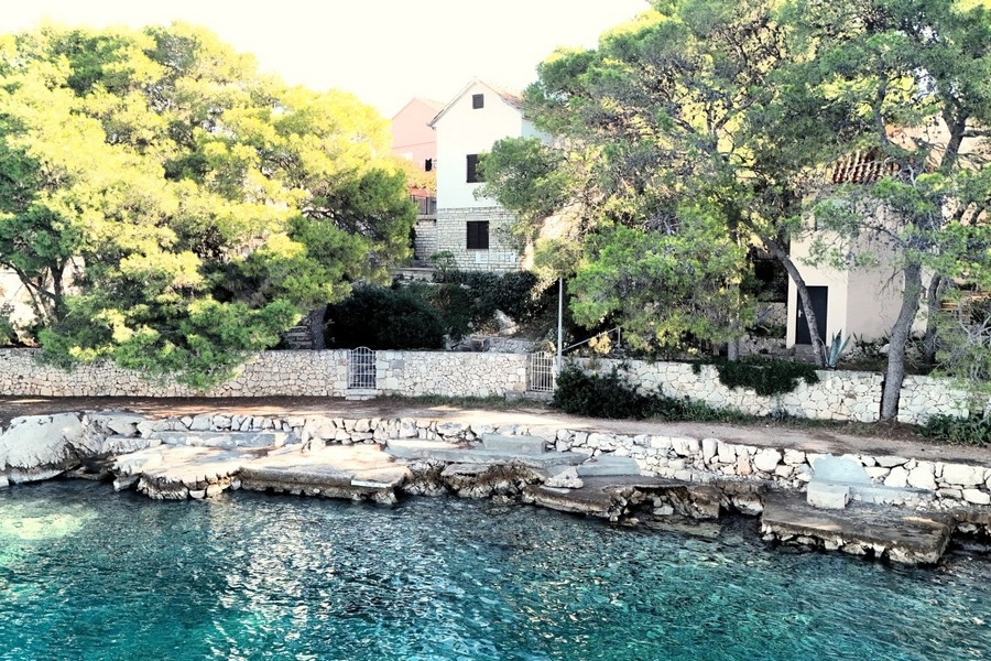 Property H3907 right by the sea in Croatia.