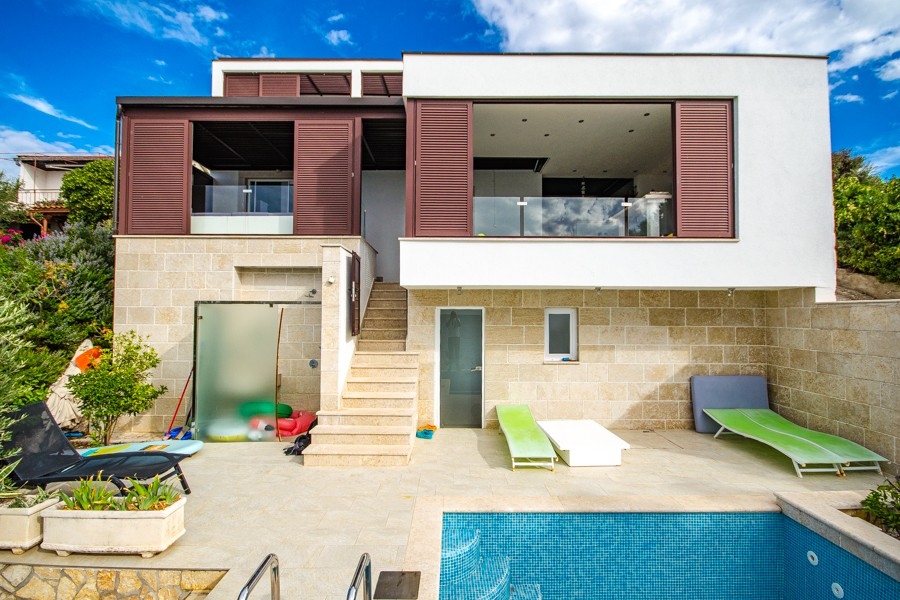 Buy a house with a pool in the first row to the sea - Panorama Scouting.