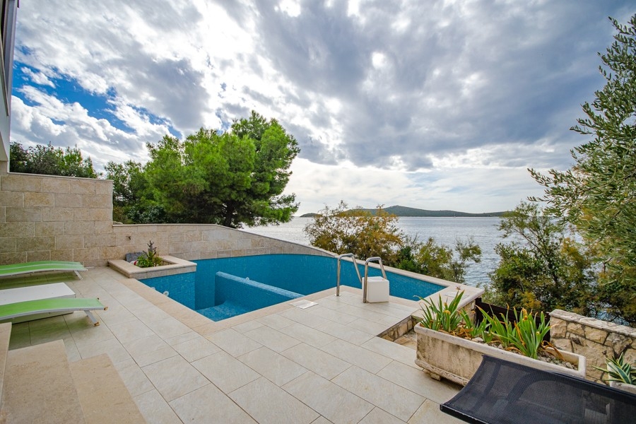 Pool with sea views right on the waterfront