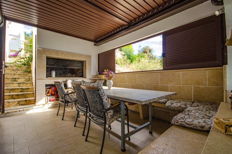 Covered outdoor area with summer kitchen and barbecue area