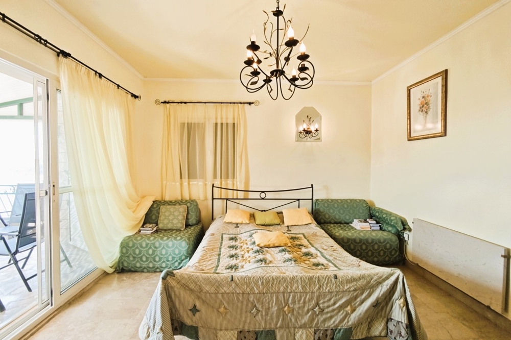 Bedroom with double bed and access to the balcony