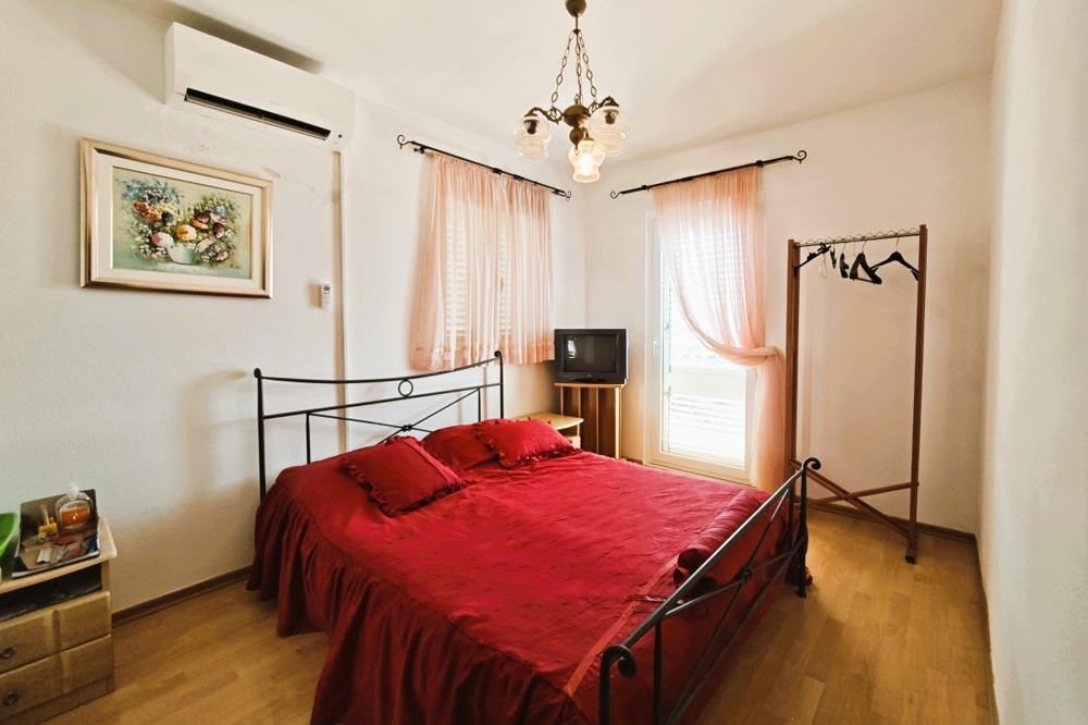 Bedroom with balcony access and sea view